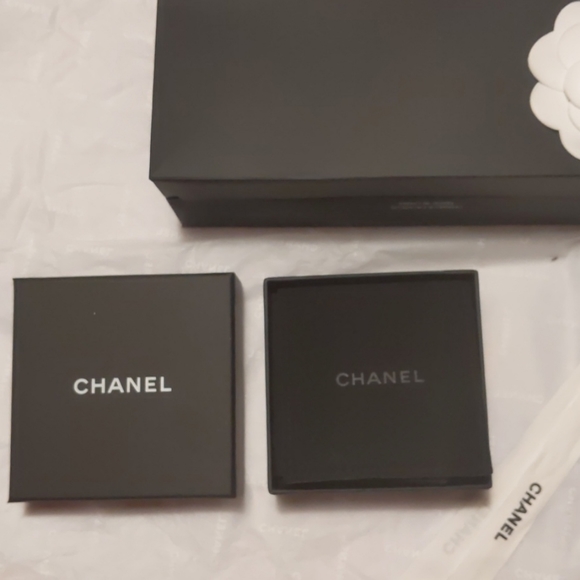 🆕 RARE CHANEL 19A CC Logo Pearl Crystal Earrings - Picture 4 of 8